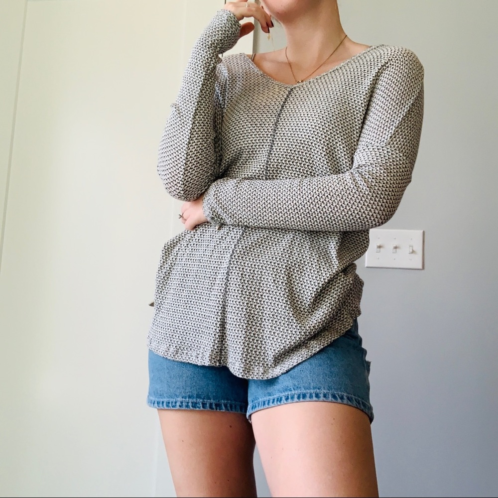 Unavailable ❤️Long sleeve heathered gray textured V-neck top